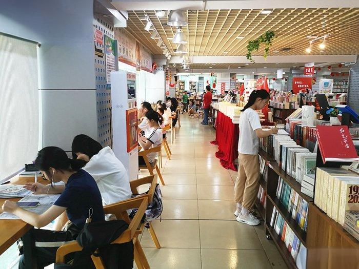 《家教世界》专注家庭教育20年，涵盖童诗、绘本、成长案例等多元栏目，为家长和教育工作者提供科学育儿指南，助力孩子全面发展。