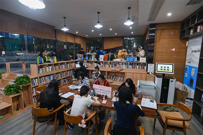 省级文学艺术类杂志期刊论文发表：《厦门文学》，月刊